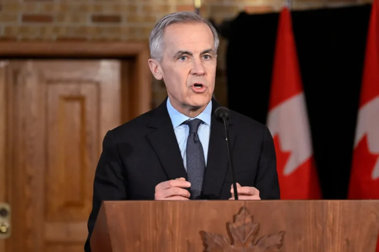 El presidente de Goldman Sachs refuta críticas del líder estadounidense en el foro económico más importante del mundo