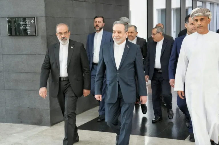 Sostienen Irán y EU conversaciones indirectas en Omán